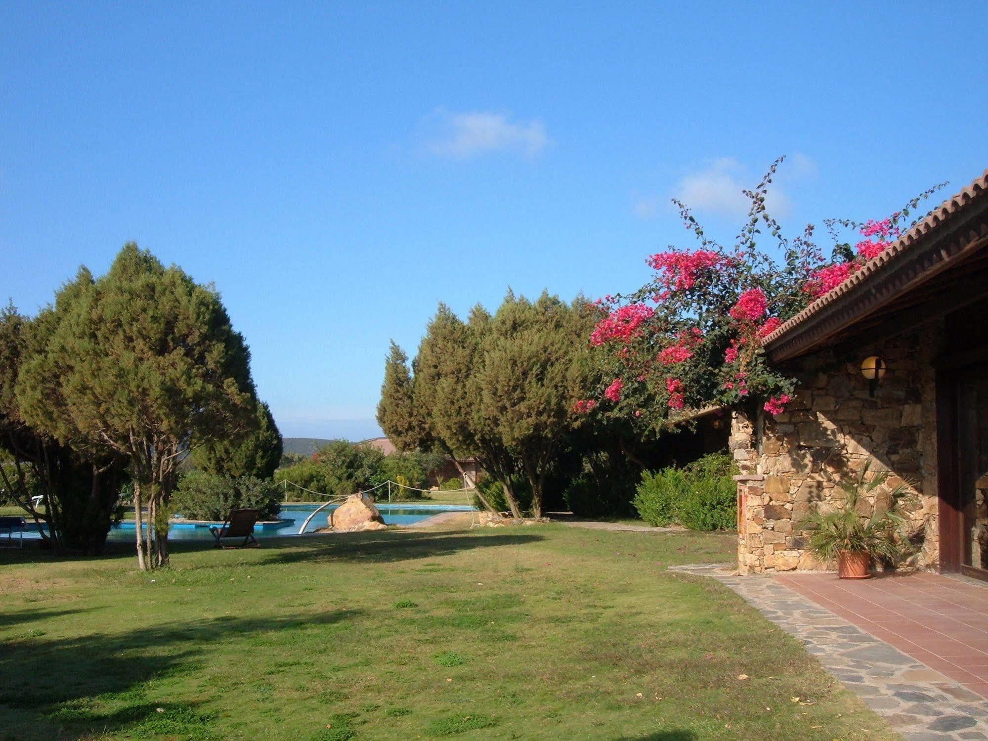 Hotel Spartivento Chia Esterno foto