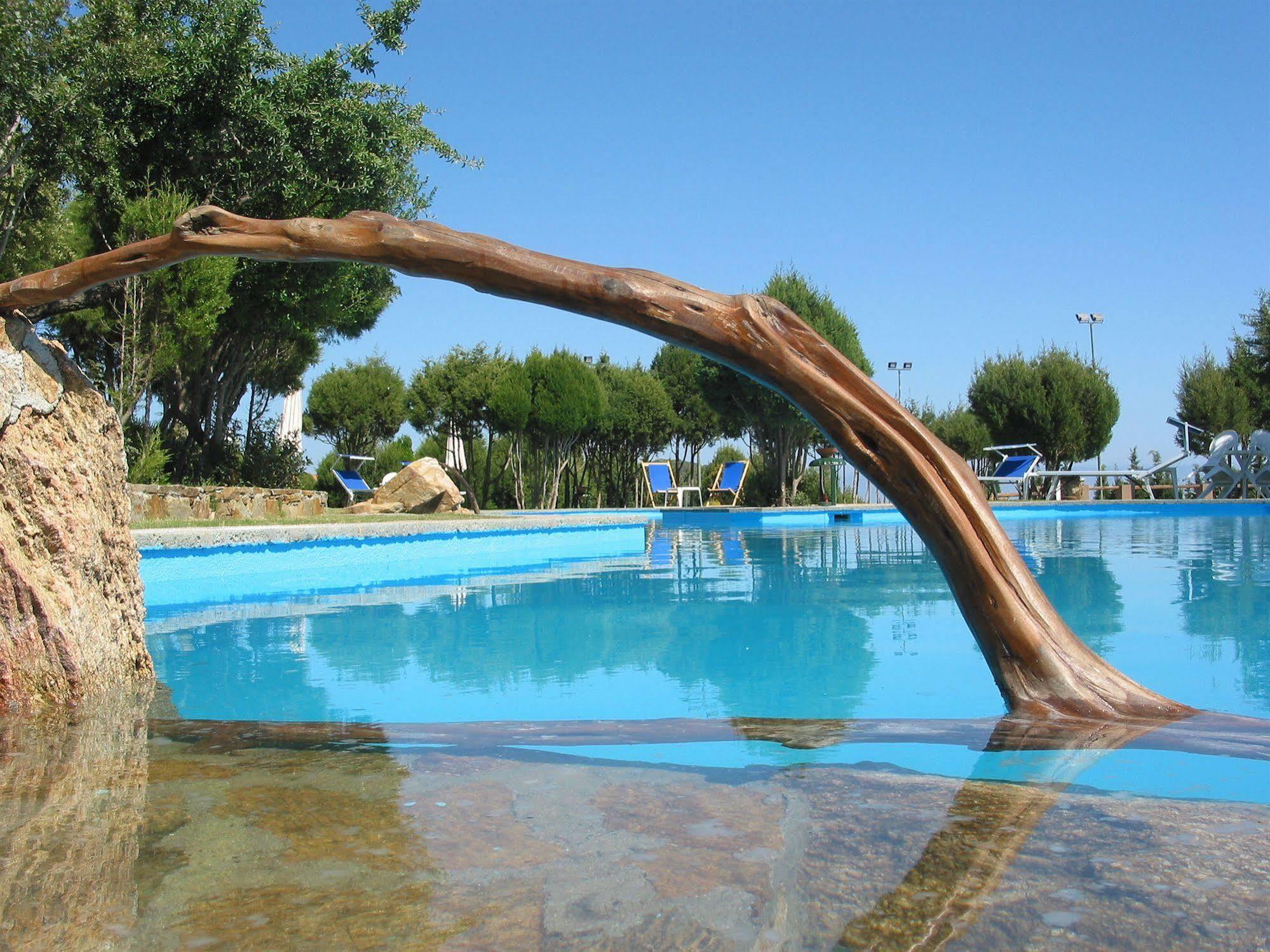 Hotel Spartivento Chia Esterno foto